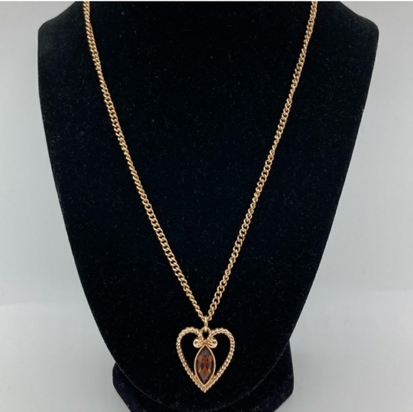 Vintage Avon Gold Tone Heart Pendant With Glass Rhinestone Necklace - Picture 3 of 12